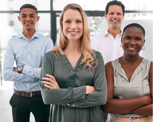 Personas con traje de oficina posando con los brazos cruzados y sonriendo
